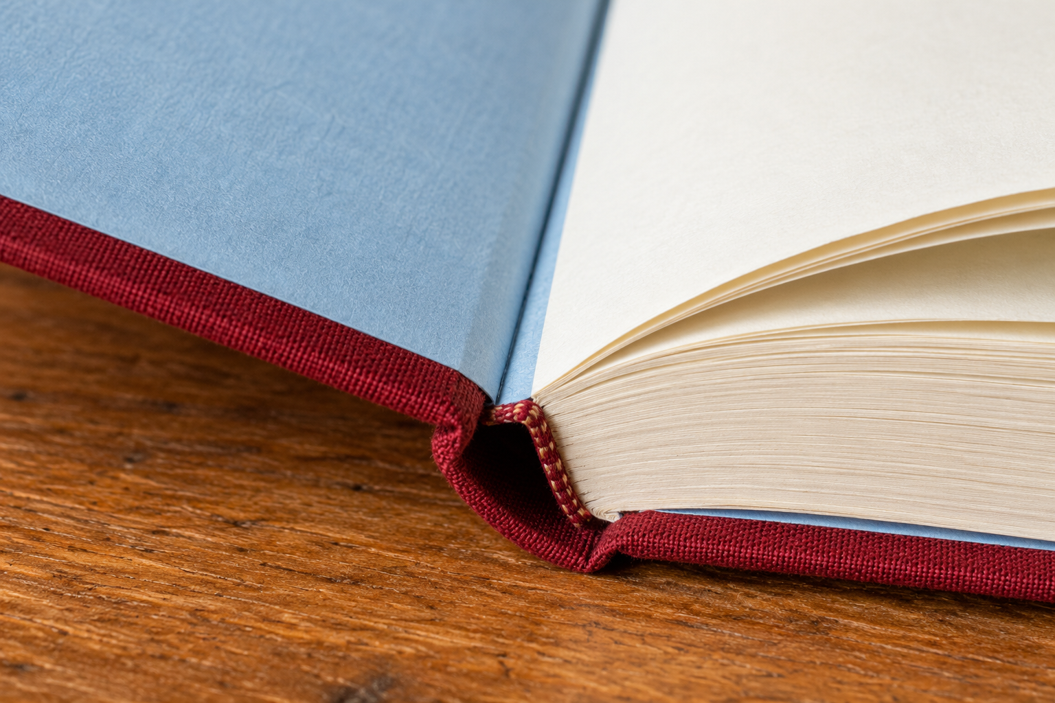 Современная открытая книга: соединение обложки, форзаца и блока страниц